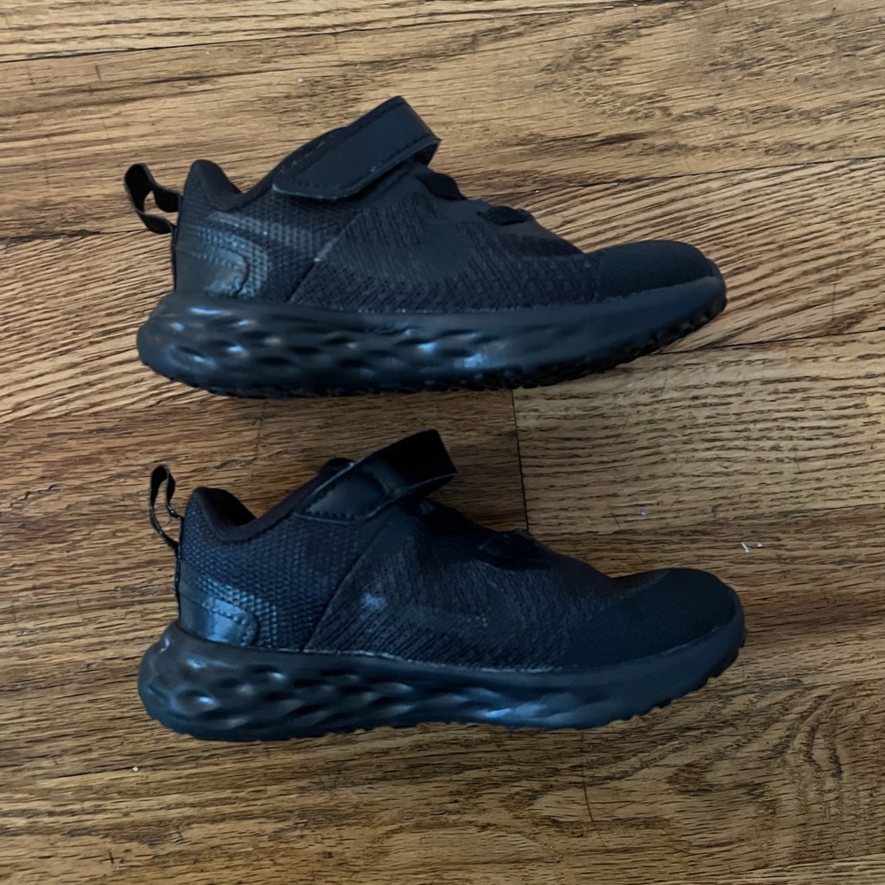 Black Nike toddler sneakers size 7C